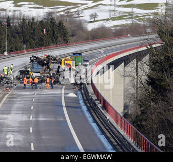 Wangen, Germania. 3 Mar, 2015. La A96 è bloccato nei pressi di Wangen, Germania, 3 marzo 2015. Dopo due camion ha preso fuoco durante un incidente sul ponte di Argental la statica del ponte devono essere sottoposti a controllo. Foto: STEFAN PUCHNER/dpa/Alamy Live News Foto Stock