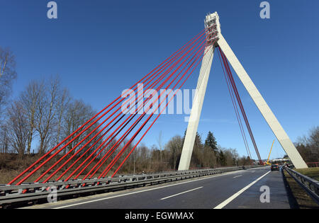 Wangen, Germania. 3 Mar, 2015. La A96 è bloccato nei pressi di Wangen, Germania, 3 marzo 2015. Dopo due camion ha preso fuoco durante un incidente sul ponte di Argental la statica del ponte devono essere sottoposti a controllo. Foto: STEFAN PUCHNER/dpa/Alamy Live News Foto Stock