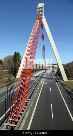 Wangen, Germania. 3 Mar, 2015. La A96 è bloccato nei pressi di Wangen, Germania, 3 marzo 2015. Dopo due camion ha preso fuoco durante un incidente sul ponte di Argental la statica del ponte devono essere sottoposti a controllo. Foto: STEFAN PUCHNER/dpa/Alamy Live News Foto Stock