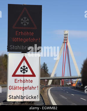 Wangen, Germania. 3 Mar, 2015. La A96 è bloccato nei pressi di Wangen, Germania, 3 marzo 2015. Dopo due camion ha preso fuoco durante un incidente sul ponte di Argental la statica del ponte devono essere sottoposti a controllo. Foto: STEFAN PUCHNER/dpa/Alamy Live News Foto Stock