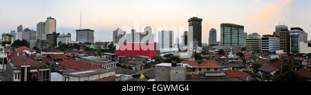 Panoramica del paesaggio urbano in Indonesia la città capitale Giacarta Foto Stock