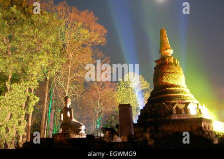 Spettacolo di luci al tempio di Wat Phra Kaeo, Kamphaeng Phet Foto Stock