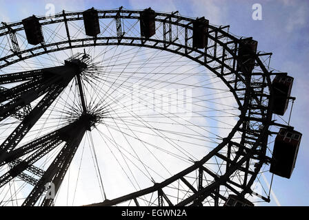 Il Prater è un grande parco pubblico di Vienna. Il Wurstelprater Amusement Park, spesso chiamato semplicemente "Prater", sorge in un angolo del Wiener Prater e include la Wiener Riesenrad 'Viennese ruota gigante". Riesenrad, è un 64.75-metri (212 ft) di altezza ruota panoramica Ferris all'ingresso del Prater. . Si tratta di uno le attrazioni turistiche più popolari di Vienna, e simboleggia il distretto nonché la città per molte persone. Costruito nel 1897 dall'ingegnere inglese tenente Walter Bassett Bassett, era più alte del mondo extant ruota panoramica Ferris dal 1920 fino al 1985. Foto Stock