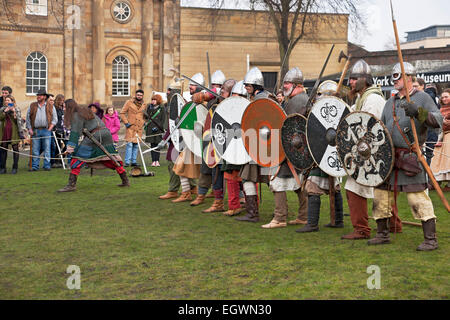 Persone in costume come Vichinghi e anglosassoni al Viking Festival York North Yorkshire Inghilterra Regno Unito GB Gran Bretagna Foto Stock