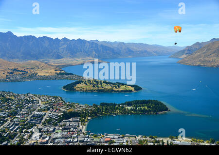 Il parapendio in tandem su Queenstown (la capitale dell'avventura del mondo), sulle rive del lago Wakatipu, South Island, in Nuova Zelanda. Foto Stock