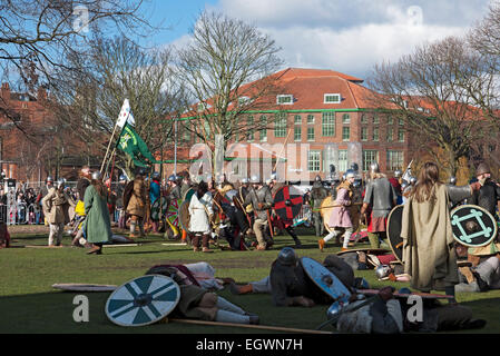 Lotta di combattimento tra vichinghi e anglosassoni al Viking Festival York North Yorkshire Inghilterra Regno Unito GB Gran Bretagna Foto Stock