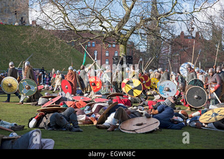 Lotta di combattimento tra vichinghi e anglosassoni al Viking Festival York North Yorkshire Inghilterra Regno Unito GB Gran Bretagna Foto Stock