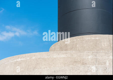 La base della torre del nuovo Dungeness faro. Foto Stock