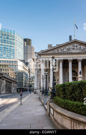 Vedute Threadneedle Street con la Banca di Inghilterra sulla sinistra, il Royal Exchange sulla destra e la torre 42 nel centro Foto Stock