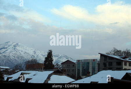 Srinagar, Indiano Kashmir amministrato. 3 Marzo, 2015. Un panaronic vista monti zabarwan come la luce del sole riflette la maggior parte della valle del Kashmir ricevuto nevicata fresca sul credito di ieri: Sofi Suhail/Alamy Live News Foto Stock