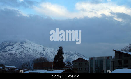 Srinagar, Indiano Kashmir amministrato. 3 Marzo, 2015. Un panaronic vista monti zabarwan come la luce del sole riflette la maggior parte della valle del Kashmir ricevuto nevicata fresca sul credito di ieri: Sofi Suhail/Alamy Live News Foto Stock