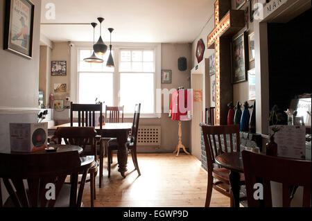 Foto interne di un quartiere alla moda, anca Brighton Inghilterra pub con un sacco di artefatti eclettico sulle pareti, mostra del divertimento natura Foto Stock