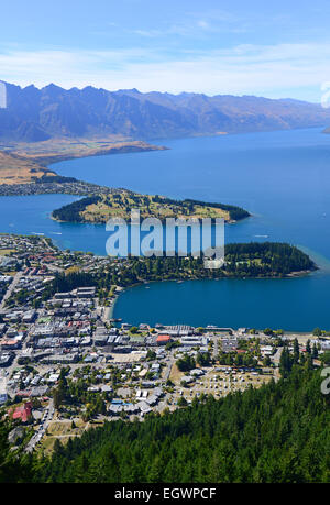 Vista di Queenstown, soprannominata la capitale dell'avventura del mondo sulle rive del Lago Wakatipu e Otago, South Island, in Nuova Zelanda. Foto Stock