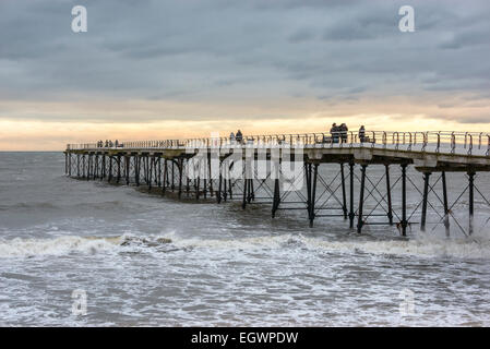 Il sole comincia a impostare su Cambs Pier su un freddo inverno di giorno. Foto Stock