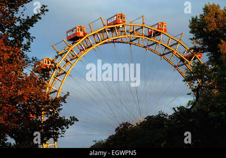 Il Prater è un grande parco pubblico di Vienna. Il Wurstelprater Amusement Park, spesso chiamato semplicemente "Prater", sorge in un angolo del Wiener Prater e include la Wiener Riesenrad 'Viennese ruota gigante". Riesenrad, è un 64.75-metri (212 ft) di altezza ruota panoramica Ferris all'ingresso del Prater. . Si tratta di uno le attrazioni turistiche più popolari di Vienna, e simboleggia il distretto nonché la città per molte persone. Costruito nel 1897 dall'ingegnere inglese tenente Walter Bassett Bassett, era più alte del mondo extant ruota panoramica Ferris dal 1920 fino al 1985. Foto Stock