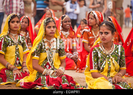 Giovane donna nella loro tipica colorato abito tradizionale al camel fair Pushkar Mela, Pushkar, Rajasthan, India, Asia Foto Stock