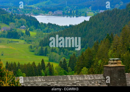 Schwarzwald, Baden-Württemberg Hochschwarzwald, Schwarzwaldhaus mit Tittisee, Foto Stock