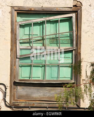 Verde menta spezzata persiane infisso scorrevole vecchia finestra Vilaflor tenerife Foto Stock