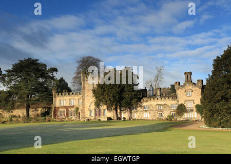 Bolton Abbey Hall, un maniero ornato a Bolton Abbey. Si trova vicino alla rovinata Priory a Wharfedale, North Yorkshire. Foto Stock