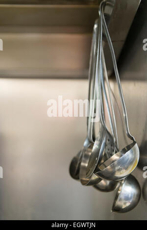 Cucina rack da parete per appendere le pentole, padelle, grembiuli e altri  utensili per una efficiente organizzazione, storage e decorazioni Foto  stock - Alamy