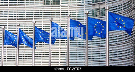 Bandiere europee di fronte all'edificio Berlaymont, sede della Commissione europea a Bruxelles. Foto Stock