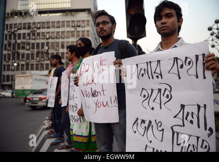 (150303) -- DHAKA, 3 marzo 2015 (Xinhua) -- attivisti sociali e blogger di partecipare a una manifestazione di protesta esigente la punizione del killer in un caso di omicidio di scrittore blogger Avijit Roy a Dhaka, nel Bangladesh, 3 marzo 2015. Bangladese anti-crimine elite force di azione rapida battaglione (RAB) arrestato il sospetto principale collegato con l assassinio di scrittore blogger Avijit Roy, un comunicato stampa della RAB detto lunedì. (Xinhua/Shariful Islam) Foto Stock