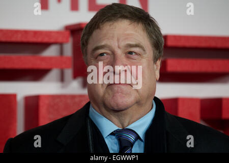 Regno Unito, Londra : attore americano John Goodman in posa per una foto chiamata nella parte anteriore del "Cupido lamentandosi di Venere" da Lucas Cranach che era un dipinto che apparteneva in Hitlers collezione privata, in combinazione con il film " Il monumento di uomini" nel centro di Londra il 11 febbraio, 2014 Foto Stock