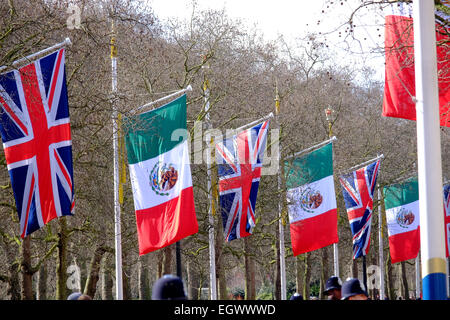 Londra, Regno Unito. 03 Mar, 2015. Linea di bandiere il Mall. Credito: Rachel Megawhat/Alamy Live News Foto Stock