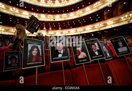 Regno Unito, Londra : i membri di BAFTA disporre il piano di posti a sedere per i premi BAFTA domenica ponendo le teste delle celebrità su bastoni dove saranno seduti nel centro di Londra il 12 febbraio 2014. Foto Stock