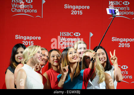 (150303) -- SINGAPORE, 3 marzo 2015 (Xinhua) -- Inbee Park della Corea del Sud, Jessica Korda di Stati Uniti, Suzann Pettersen di Svezia, Lydia Ko della Nuova Zelanda, Michelle Wie degli STATI UNITI, Paula Creamer dell'U.S, Anna Nordqvist di Svezia e di Chella Choi della Corea del Sud (da L a R) posano per una foto di gruppo durante un pre-evento della concorrenza di HSBC donna Champions torneo di golf di Singapore, 3 marzo 2015. HSBC donna Champions terrà un pre-evento della concorrenza in Singapore Raffles City Convention di martedì. (Xinhua/quindi Chih Wey)(Xinhua/quindi Chih Wey) Foto Stock