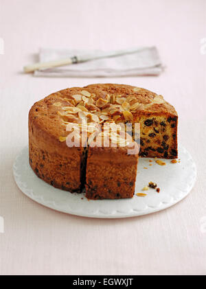 Torta di frutta e rabboccato con pasta di mandorle tagliate a fette Foto Stock