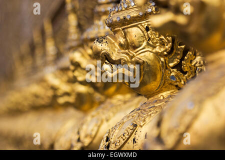 Le decorazioni esterne dell'Ubosoth nell'edificio principale di Wat Phra Kaew a Bangkok in Tailandia Foto Stock