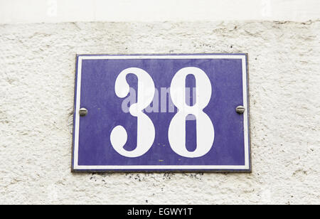 Numero trentotto su una parete, il dettaglio di un numero pari di informazioni sul muro di una casa Foto Stock