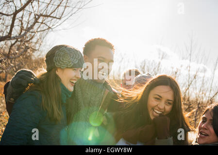 Un gruppo di amici per una passeggiata invernale. Foto Stock