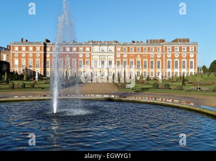 Hampton Court Palace con fontana in primo piano Foto Stock