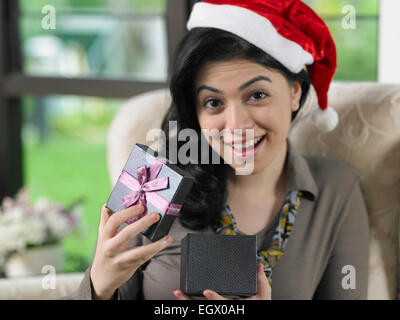 La donna ha ricevuto un regalo di natale Foto Stock