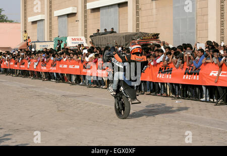 I motociclisti KTM bikers eseguire acrobazie durante l'Hyderabad International auto expo on gennaio 1,2000 a Hyderabad, India. Foto Stock