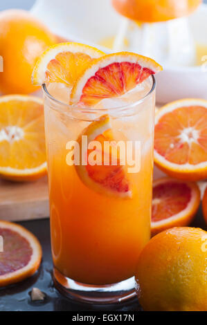 In casa spremuta di arancia fresca con ghiaccio. Foto Stock