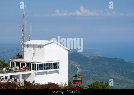 Teleforico funivia gondola avvicinando stazione superiore su Pico Isabel de Torres mountain. Puerto Plata, Repubblica Dominicana Foto Stock