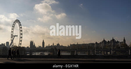 Lo skyline di Londra visto da Waterloo Bridge sul fiume guardando verso il London eye e il Parlamento. Foto Stock