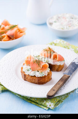 Crostino con salmone affumicato e crema di formaggio sulla piastra, il fuoco selettivo Foto Stock