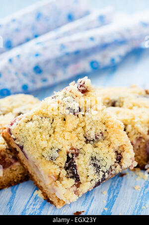 Torta alla frutta con streusel su sfondo blu, il fuoco selettivo Foto Stock