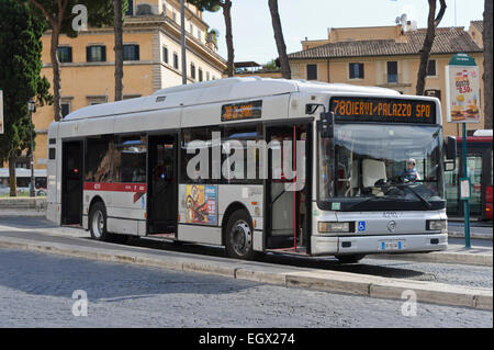 Un moderno bus in Roma, Italia. Foto Stock