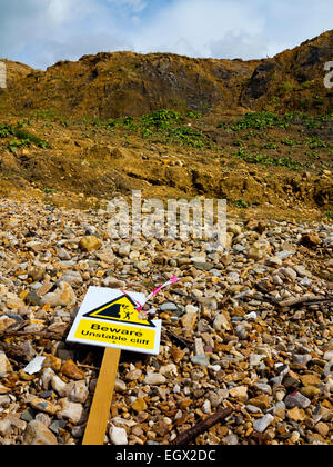 Rotto attenzione instabile Cliff segno di seguito scogliere di arenaria e spiaggia a Charmouth su Jurassic Coast in Dorset England Regno Unito Foto Stock