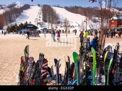 Ontario Premier Ski Resort Blue Mountain in Collingwood;;Ontario in Canada e il 'Villaggio' in inverno e molte persone lo sci Foto Stock