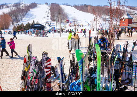 Ontario Premier Ski Resort Blue Mountain in Collingwood;;Ontario in Canada e il 'Villaggio' in inverno e molte persone lo sci Foto Stock