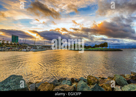 Vista delle barche e il centro cittadino di edifici durante una vibrante sunrise al Embarcadero Marina. San Diego, California, Stati Uniti d'America. Foto Stock