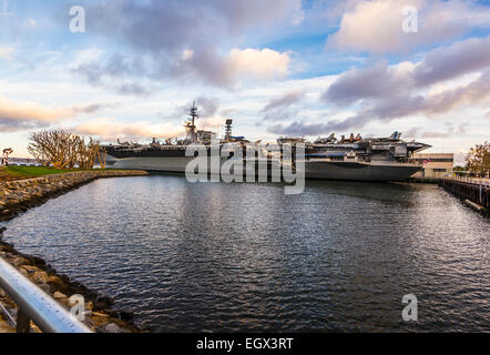 Porto di San Diego e la USS Midway Museum. San Diego, California, Stati Uniti. Foto Stock