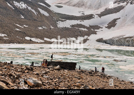 I turisti che visitano Cavell lago sottostante Mt. Edith Cavell, Jasper National Park, Alberta, Canada Foto Stock