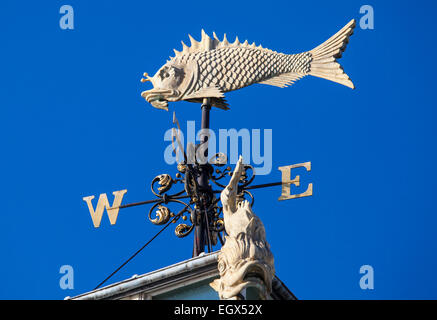 La bellissima dettagli architettonici di una banderuola presso il Vecchio Mercato del Pesce di Billingsgate Building a Londra. Foto Stock